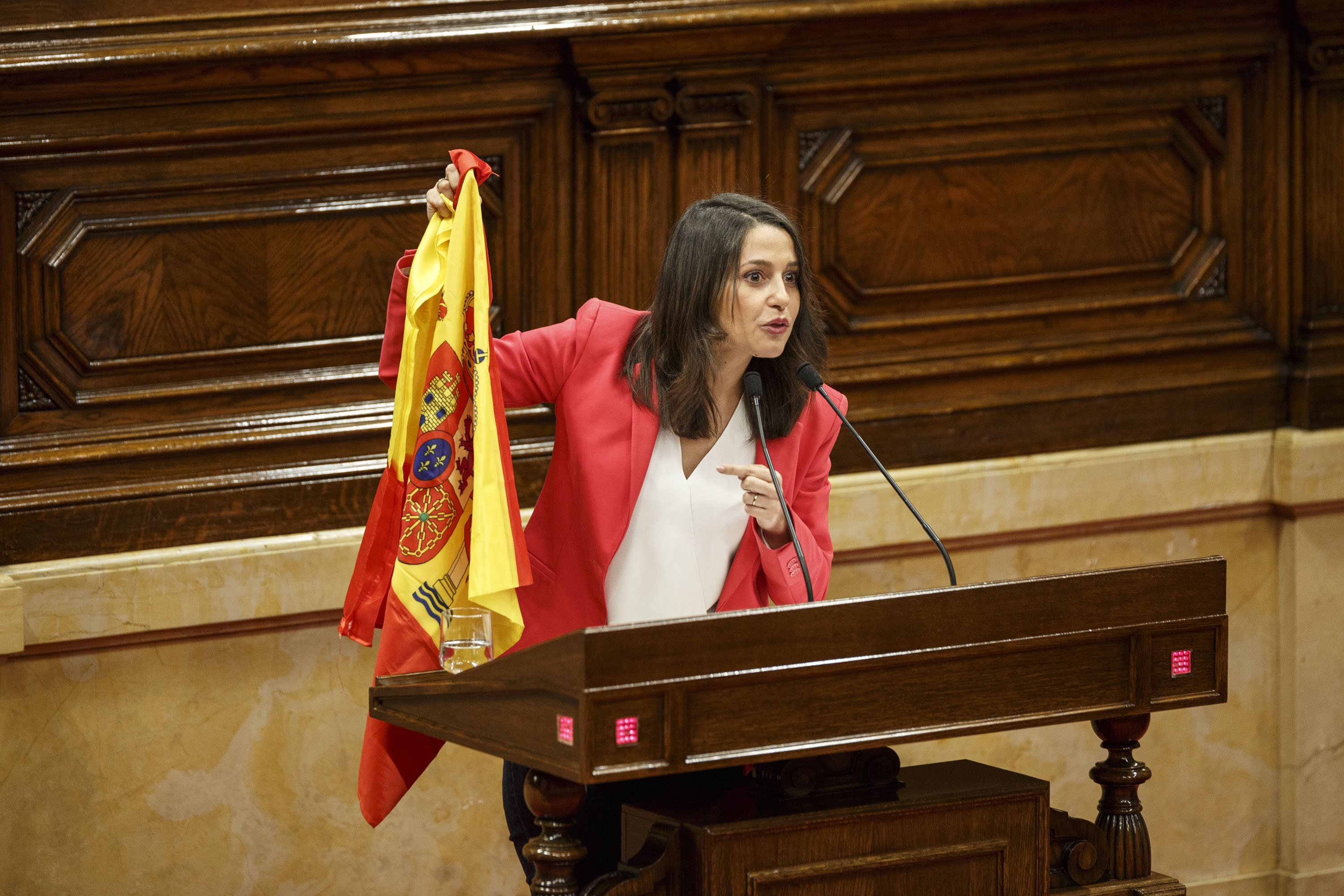 El numerito de Arrimadas con una bandera española: "No la haréis desaparecer"