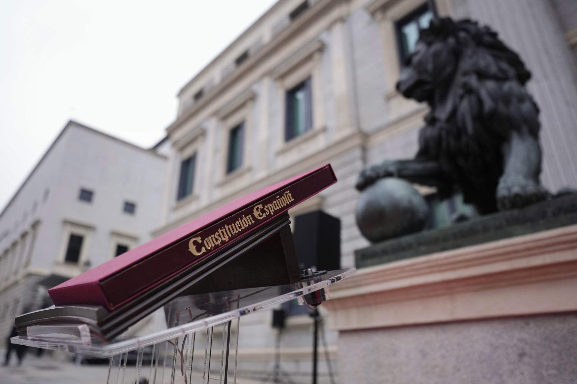 Feijóo acusa Sánchez de “degradar” la Constitució i el president espanyol el titlla de “profeta del desastre”