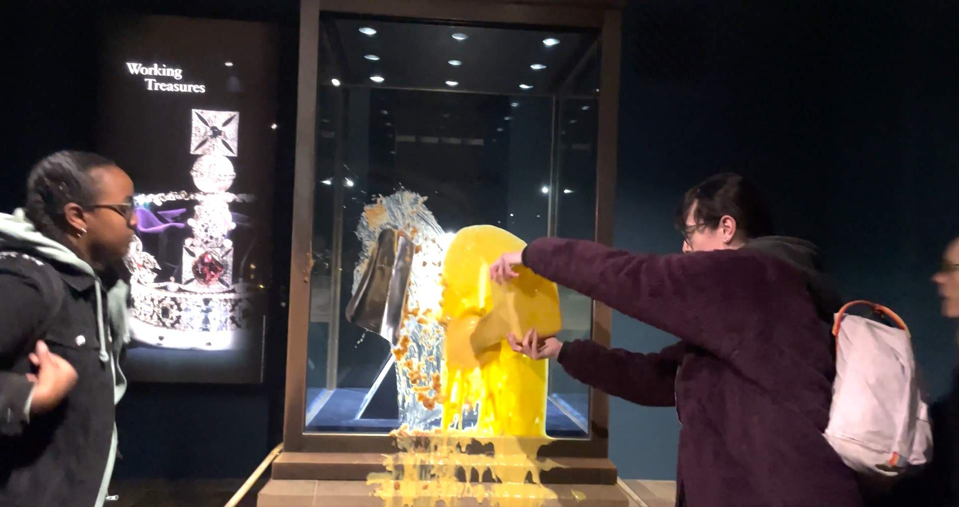 Activistes llancen pastís de poma i crema contra la Corona Imperial del Regne Unit | VÍDEO