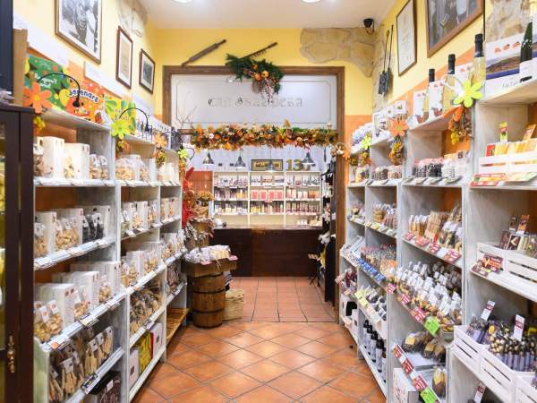 Neules i torrons a les estanteries de Casa Graupera, a Mataró. Foto Romuald Gallofré