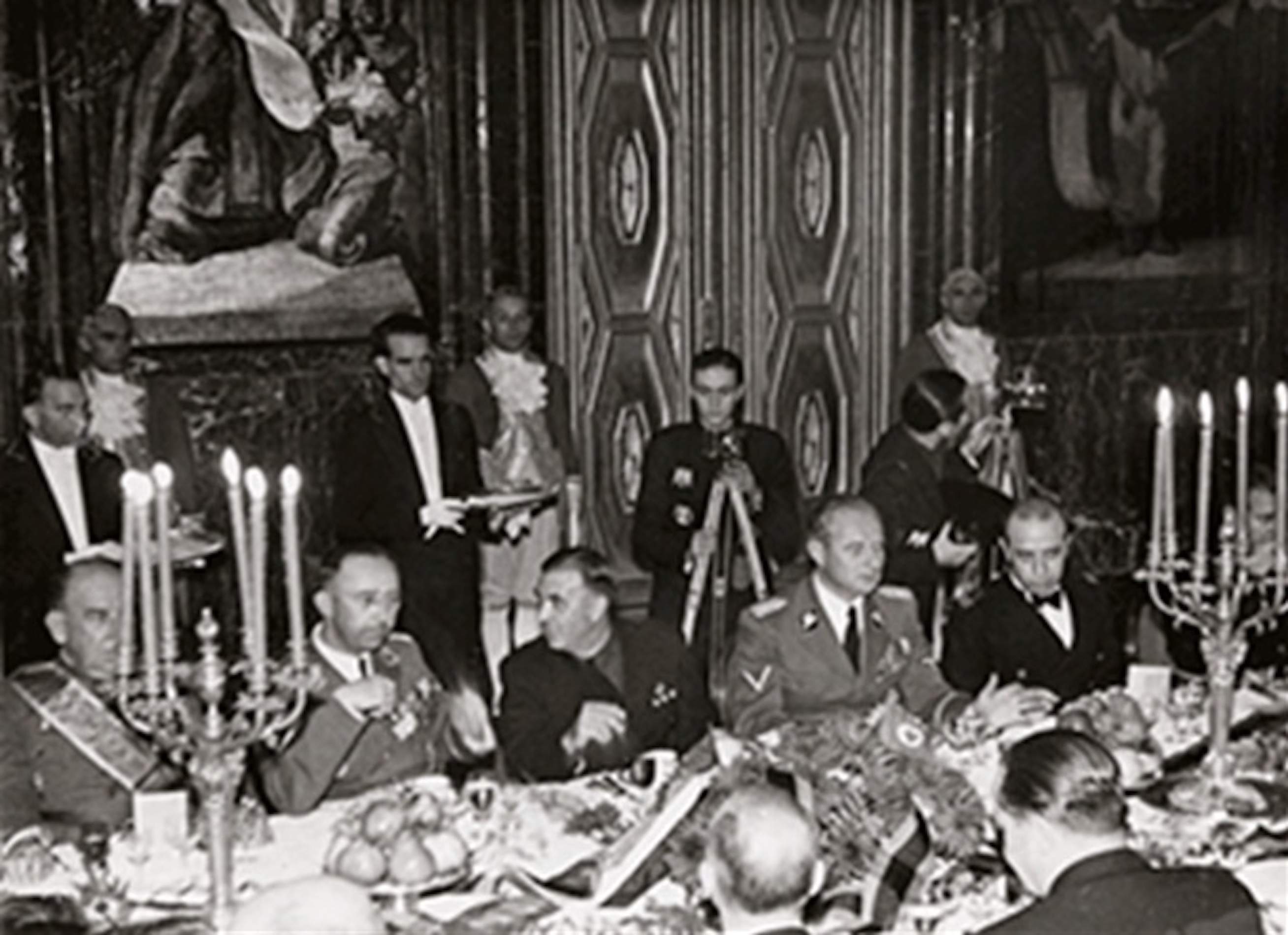 Gonzalez Oliveros en la recepció a Himmler a Barcelona (1940). Font Calaix de Cultura. Generalitat de Catalunya Gonzalez Oliveros en la recepció a Himmler a Barcelona (1940). Font Calaix de Cultura. Generalitat de Catalunya