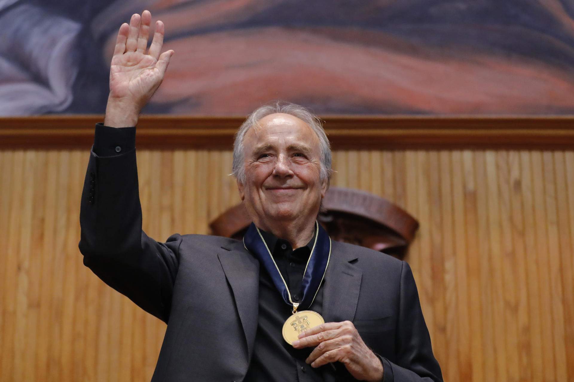 La Universidad de Guadalajara hace doctor honoris causa a Serrat y recuerda su "cadena de amor" por México