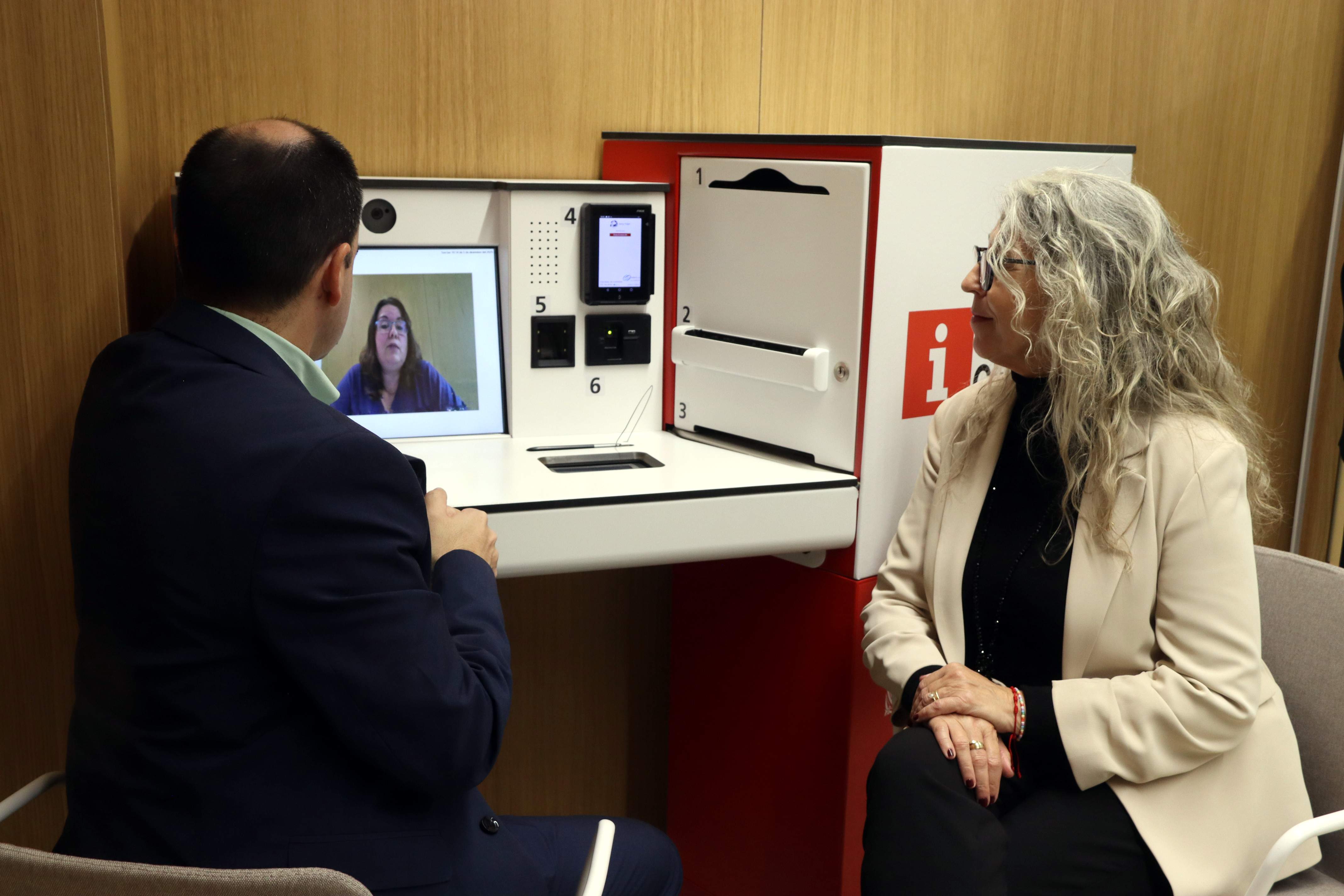 La nova eina de videoatenció ciutadana en línia: descobreix quins tràmits ja es poden fer des de casa