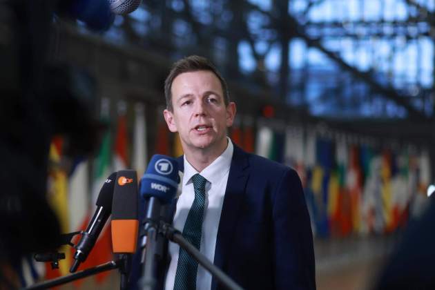 Rasmus Stoklund habla con la prensa durante una reunión en Bruselas.