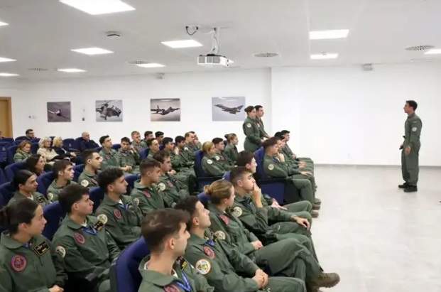 Elionor, a l'acadèmia de l'Aire Ministeri de Defensa Elionor, a l'acadèmia de l'Aire Ministeri de Defensa