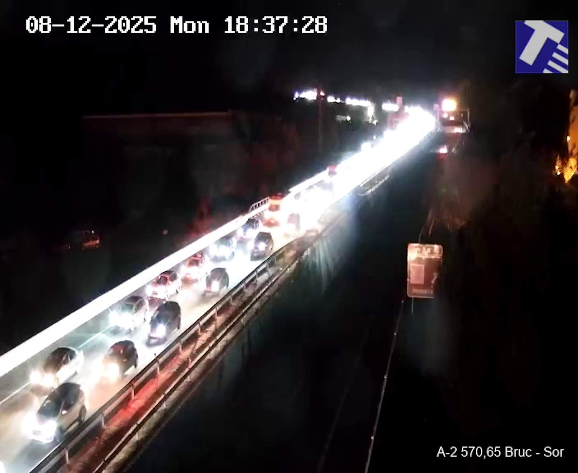 Complicacions en l'operació tornada: un accident múltiple obliga a tallar l'A-2 a Collbató