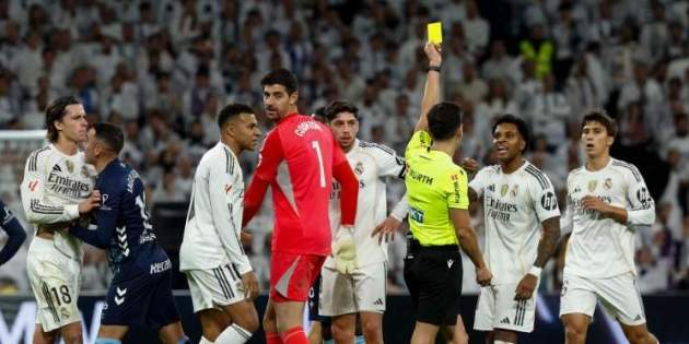 Los jugadores del Madrid, enloquecidos y amenazantes con Quintero González Los jugadores del Madrid, enloquecidos y amenazantes con Quintero González