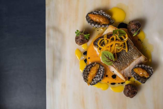 Lubina con calabaza, azafrán, kumquat y albóndigas de sepia y butifarra negra del festival Mar i Muntanya. / Foto: Jordi Domènech Lubina con calabaza, azafrán, kumquat y albóndigas de sepia y butifarra negra del festival Mar i Muntanya. / Foto: Jordi Domènech