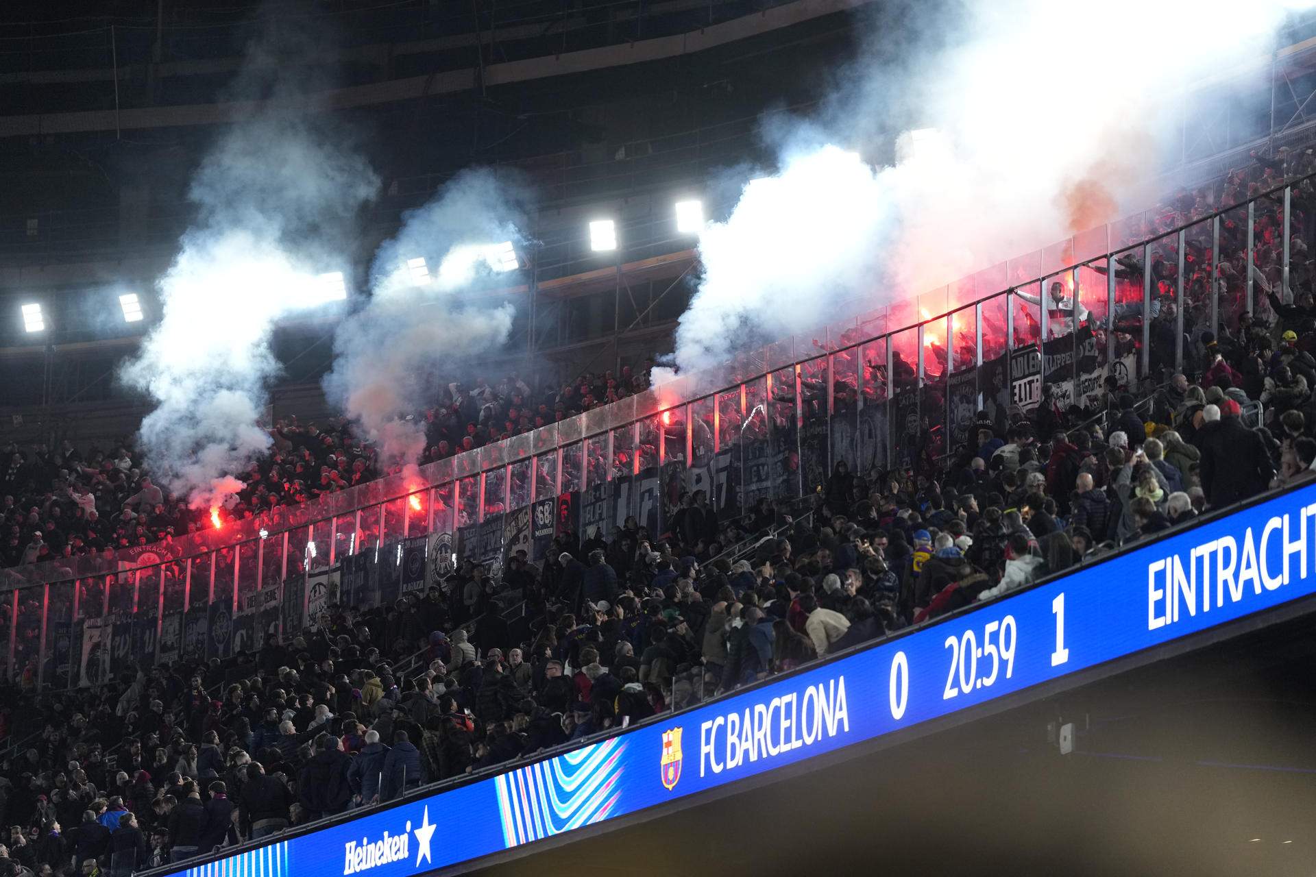 La afición del Eintracht vuelve a generar el caos en el Spotify Camp Nou a pesar de quedarse sin invasión