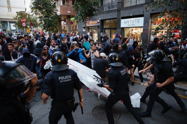 Carrega mossos manifestacio sarrià Sergi Alcàzar