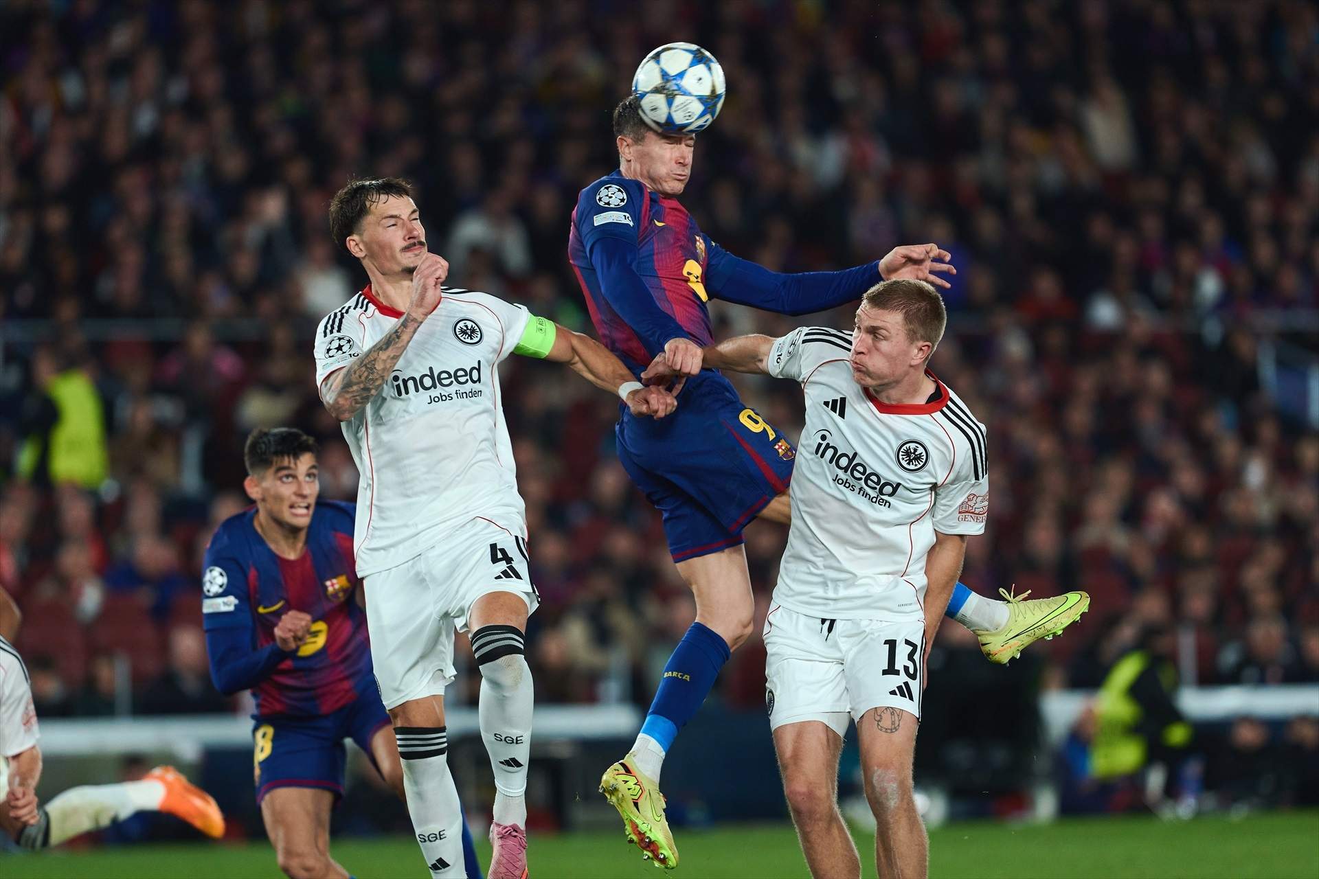 Creixen els dubtes al Barça amb el gran assenyalat del partit contra l'Eintracht