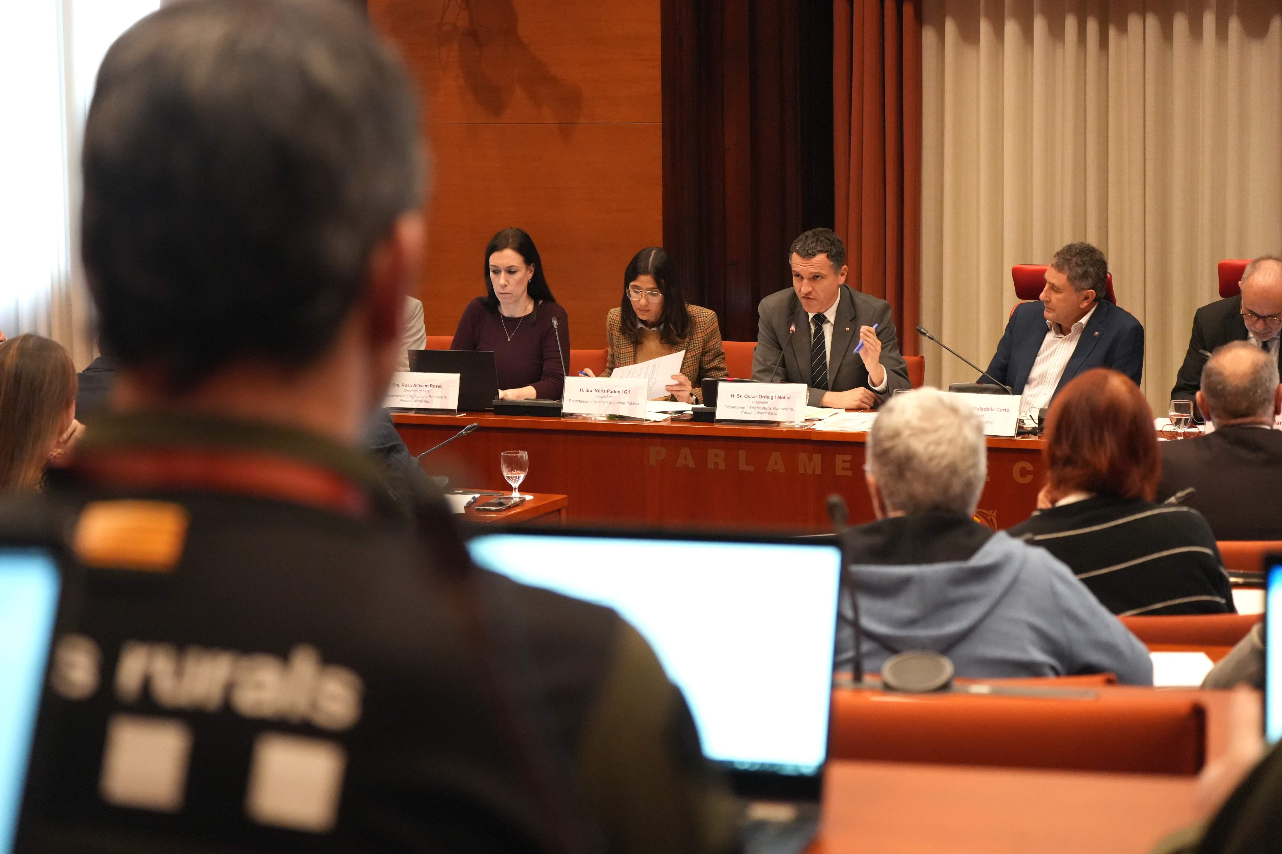 Reproches de la oposición por la "teoría del bocadillo" de peste porcina y pique por la presencia de la UME