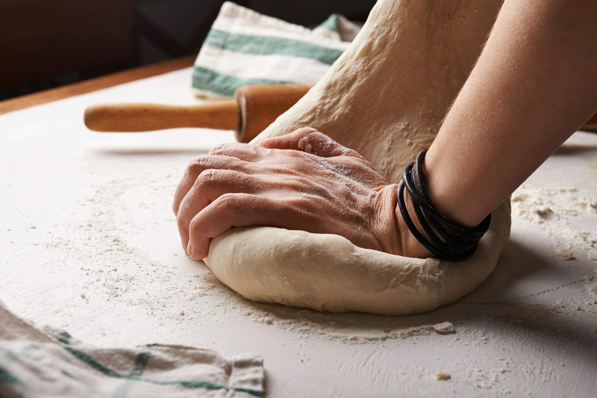 Marc, pizzaiolo, demuestra que con masa de pizza también se puede hacer el mejor bocadillo del mundo
