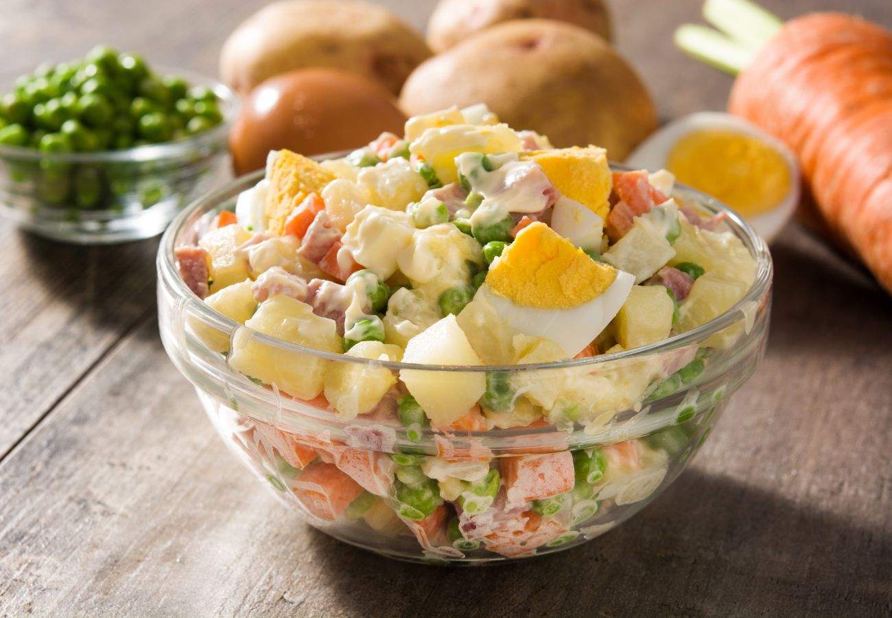 Ensaladilla rusa con marisco: el plato frío perfecto para organizar la Navidad