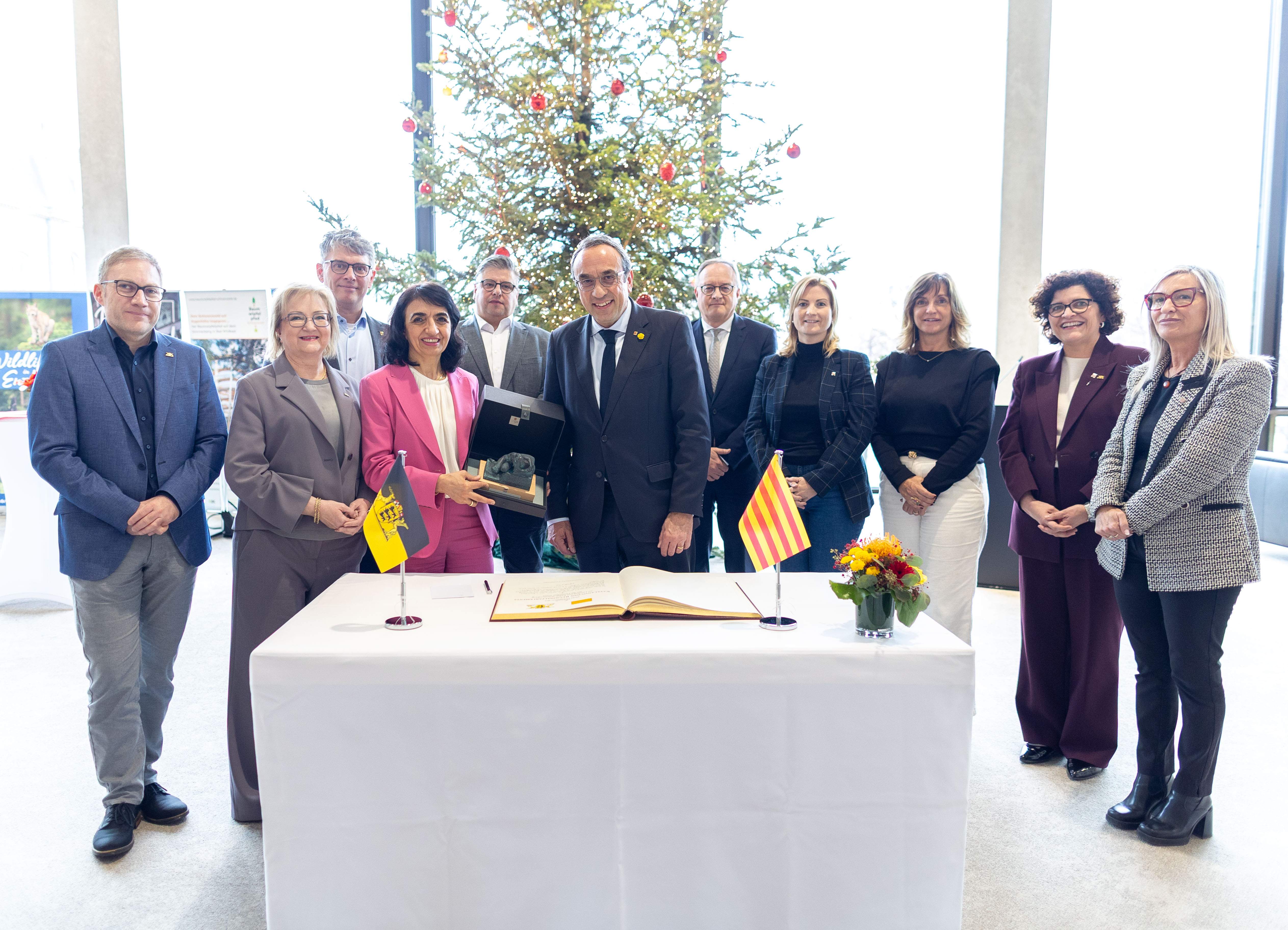 El Parlament reivindica la oficialidad del catalán en Europa en una visita en Alemania