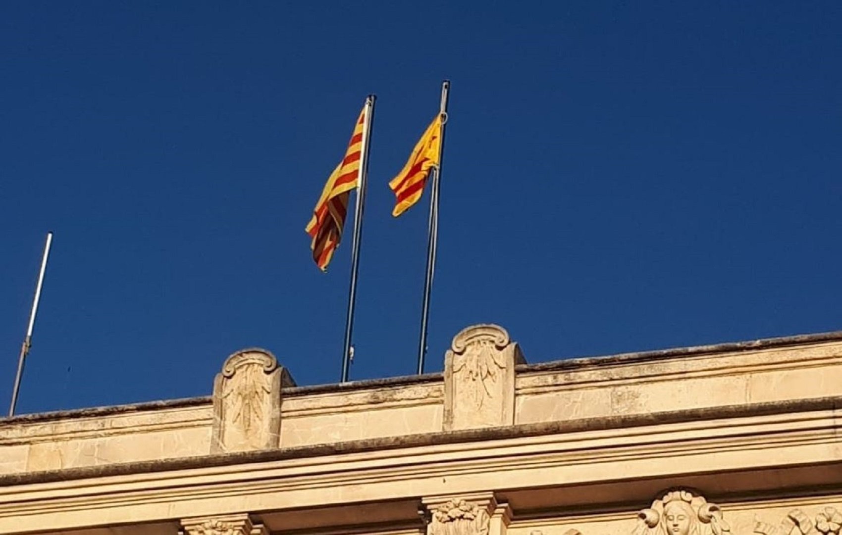 Treuen la bandera espanyola de l'Ajuntament de Vilafranca