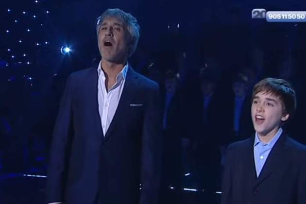 Sergio Dalma, con Lluís, de la Escolanía de Montserrat, en La Marató del 2011 TV3 Sergio Dalma, con Lluís, de la Escolanía de Montserrat, en La Marató del 2011 TV3