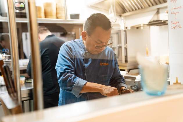 César Mory a la cuina del restaurant Tinku. / Foto: Roger Alsina César Mory a la cuina del restaurant Tinku. / Foto: Roger Alsina