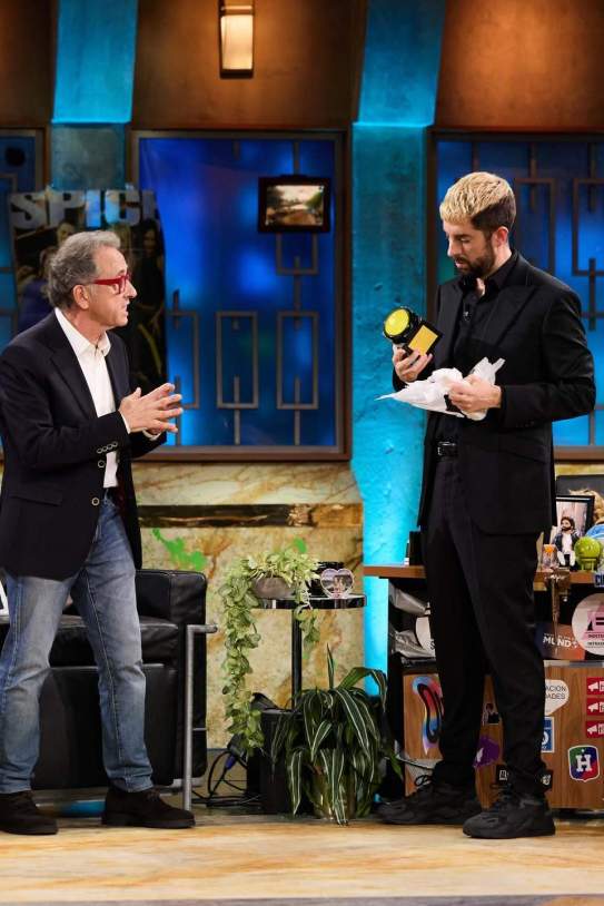 Hurtado regala uno de los pulsadores a Broncano / Instagram Hurtado regala uno de los pulsadores a Broncano / Instagram