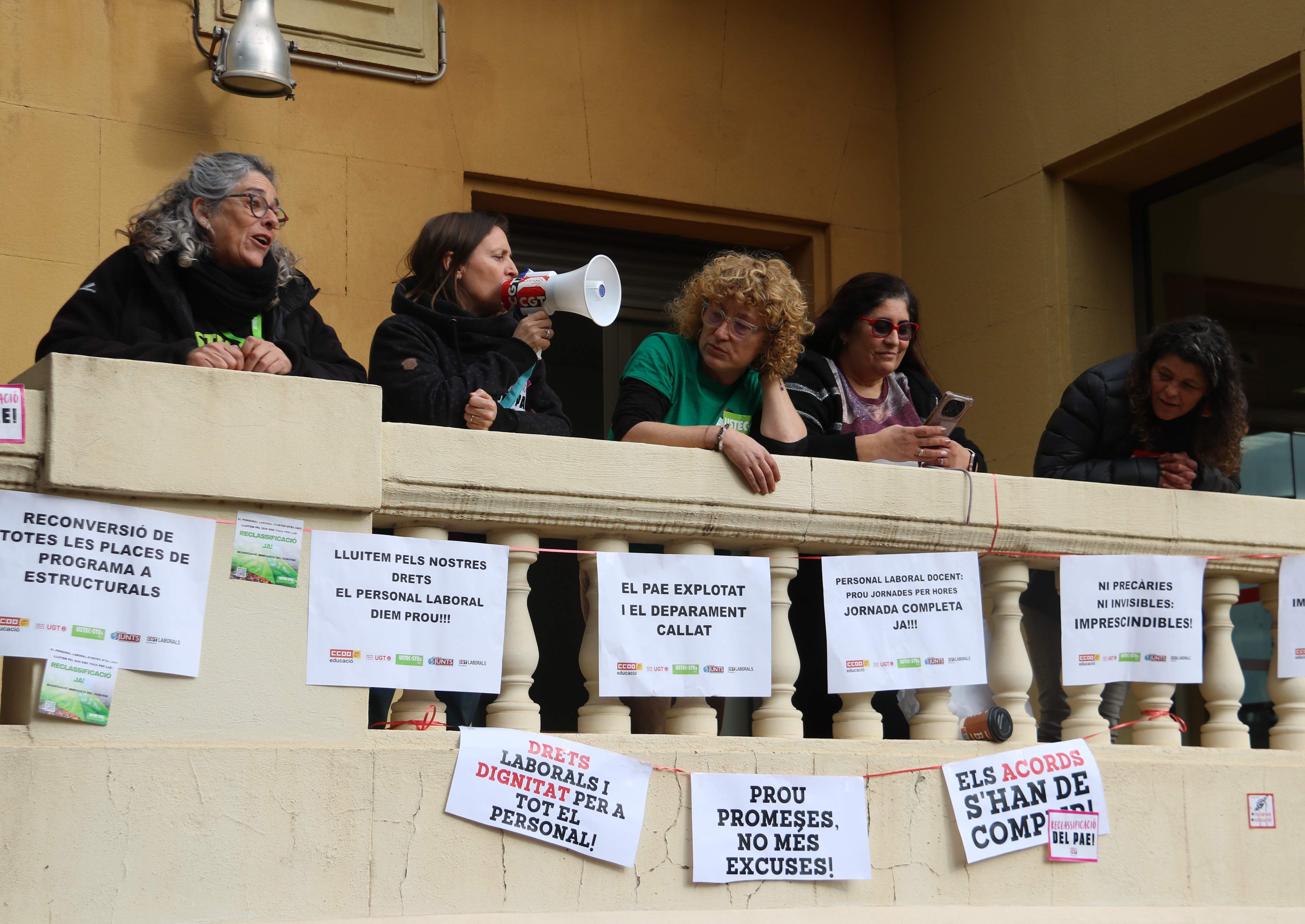 Els sindicats mantenen la tancada a Educació i exigeixen un acord pel complement salarial