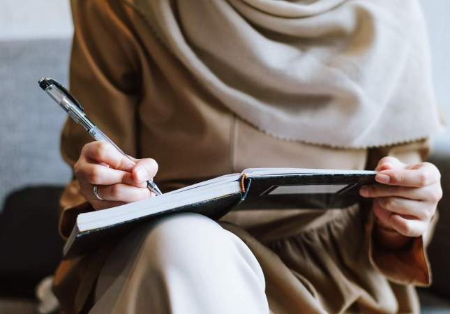 Revisión de las nóminas del trabajo. Foto:  Iqbal Nuril Anwar en Pixabay