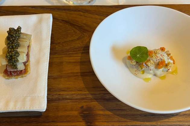 Coca de moll de l'os i tudó escabetxat del restaurant Els Tinars. / Foto: Rosa Molinero Trias Coca de moll de l'os i tudó escabetxat del restaurant Els Tinars. / Foto: Rosa Molinero Trias