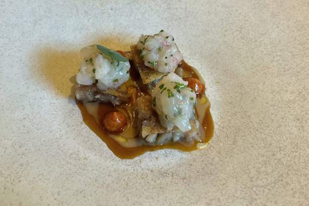 Gamba de Palamós, tàrtar tebi, carpaccio de peu de porc, bolets escabetxats i amanida de verduretes del restaurant Els Tinars. / Foto: Rosa Molinero Trias Gamba de Palamós, tàrtar tebi, carpaccio de peu de porc, bolets escabetxats i amanida de verduretes del restaurant Els Tinars. / Foto: Rosa Molinero Trias