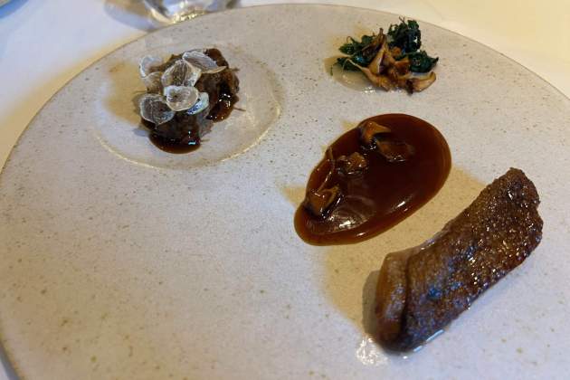 Pato de Challans Burgaud asado entero con hierbas y los muslos desmigados con foie gras y trufa negra del restaurante Els Tinars. / Foto: Rosa Molinero Trias Pato de Challans Burgaud asado entero con hierbas y los muslos desmigados con foie gras y trufa negra del restaurante Els Tinars. / Foto: Rosa Molinero Trias