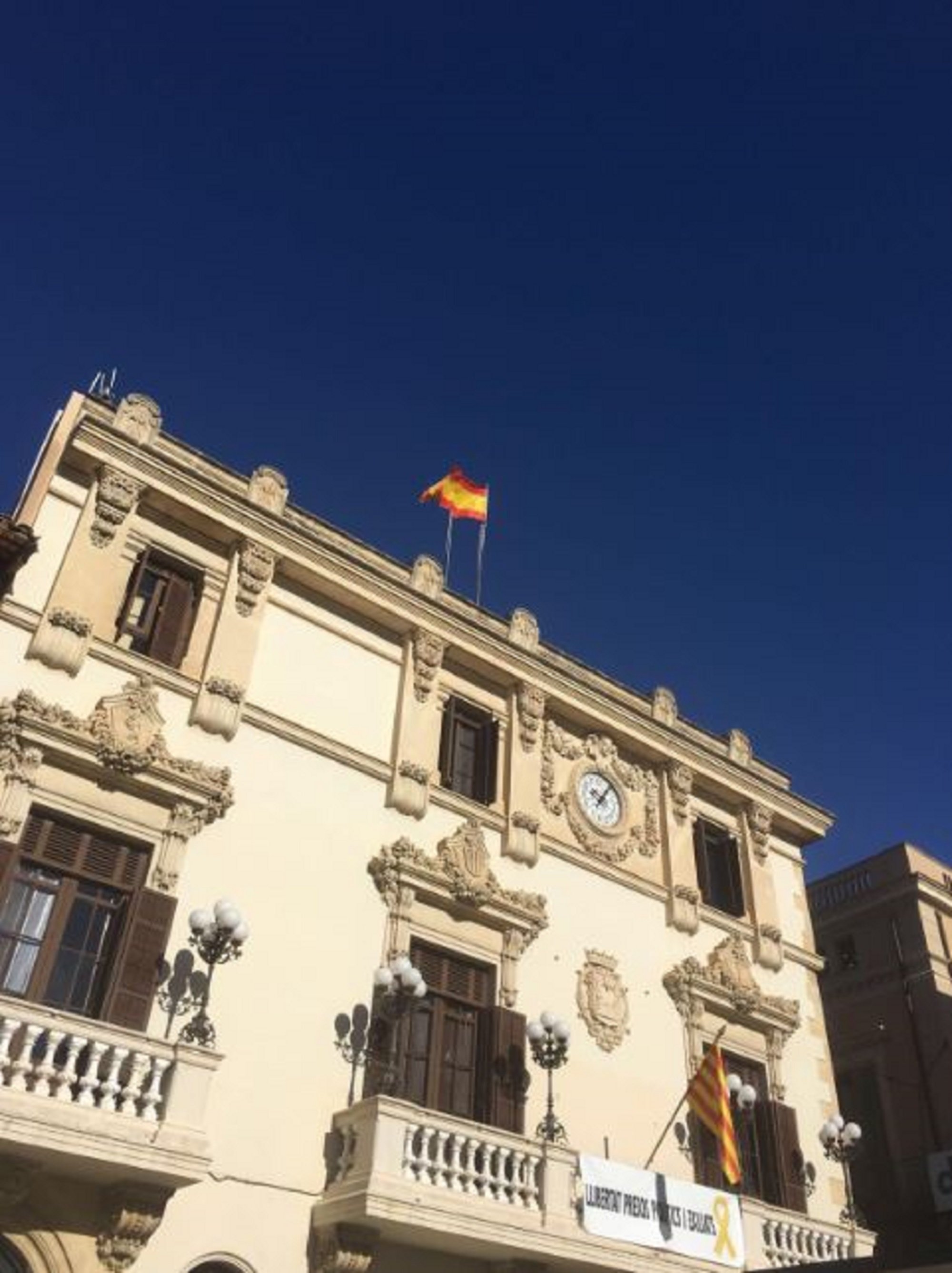 Vuelven a colgar la bandera española en el Ayuntamiento de Vilafranca