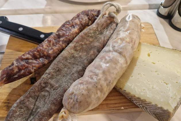 Mesa de embutidos y quesos del hotel restaurante Arturo. / Foto: Esmorzarsdeforquilla.cat Mesa de embutidos y quesos del hotel restaurante Arturo. / Foto: Esmorzarsdeforquilla.cat