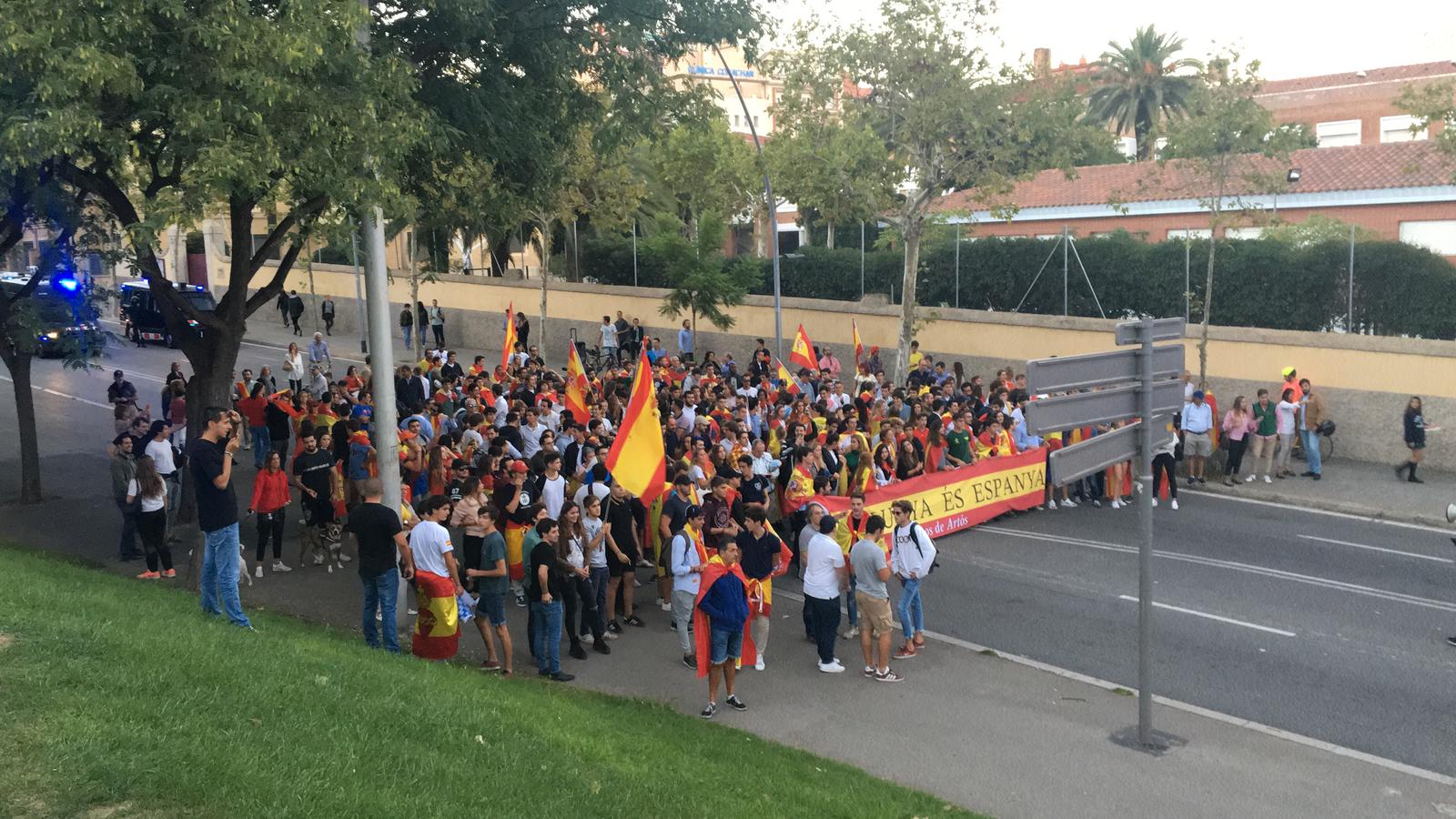 ¿Ve miles de personas en esta imagen? ¡Bienvenido a Tabarnia!