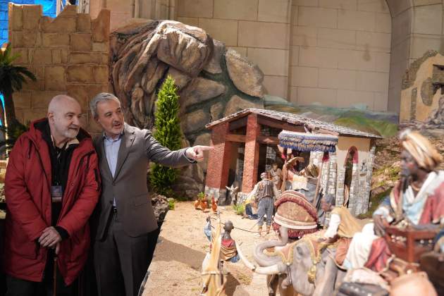 EuropaPress 7166313 alcalde barcelona jaume collboni junto pesebristas visitan belen municipal EuropaPress 7166313 alcalde barcelona jaume collboni junto pesebristas visitan belen municipal