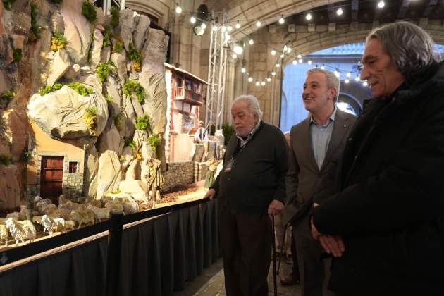 EuropaPress 7166311 alcalde barcelona jaume collboni junto pesebristas visitan belen municipal EuropaPress 7166311 alcalde barcelona jaume collboni junto pesebristas visitan belen municipal