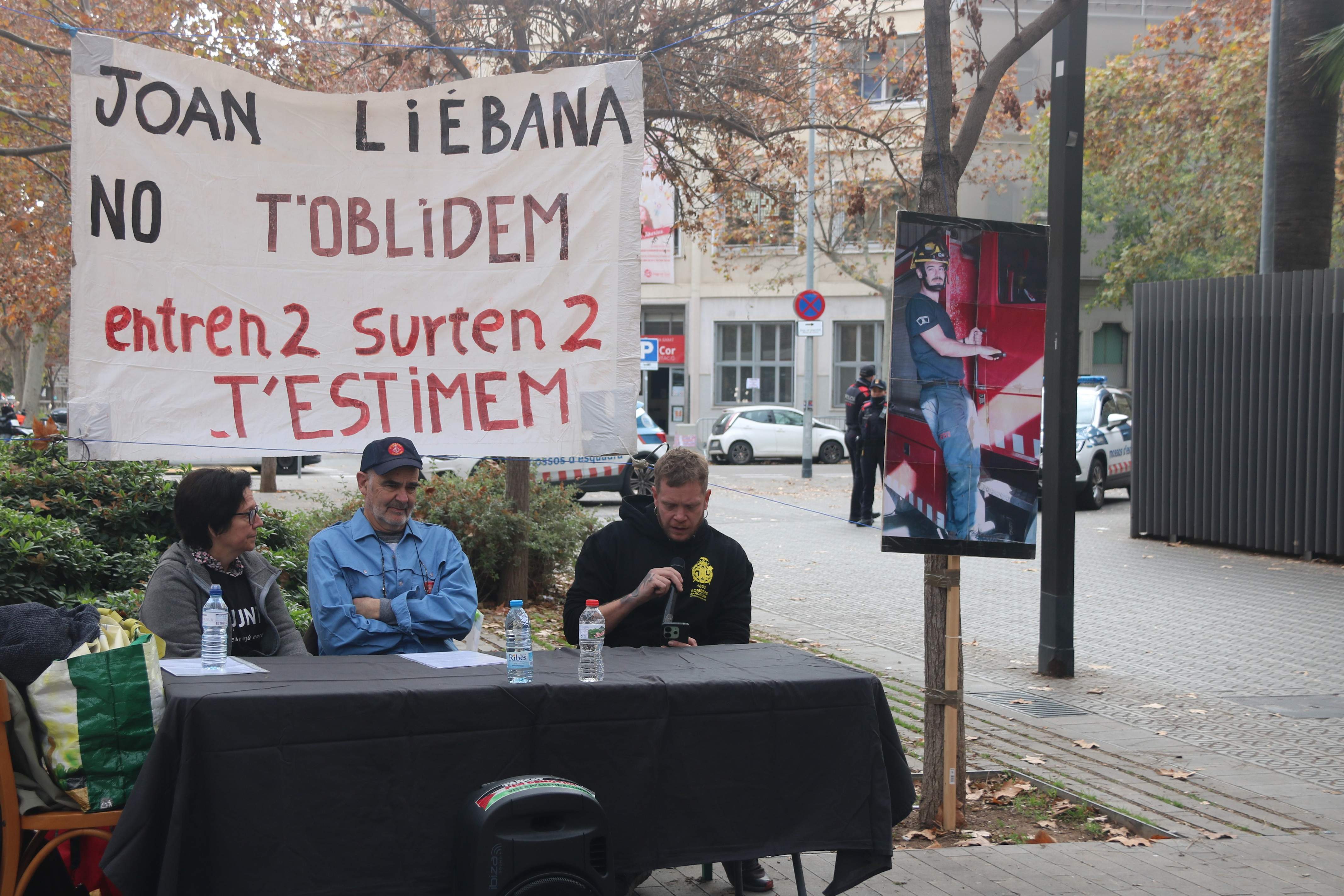 El entorno del bombero Joan Liébana, muerto en un incendio en Vilanova i la Geltrú, exige "saber qué pasó"