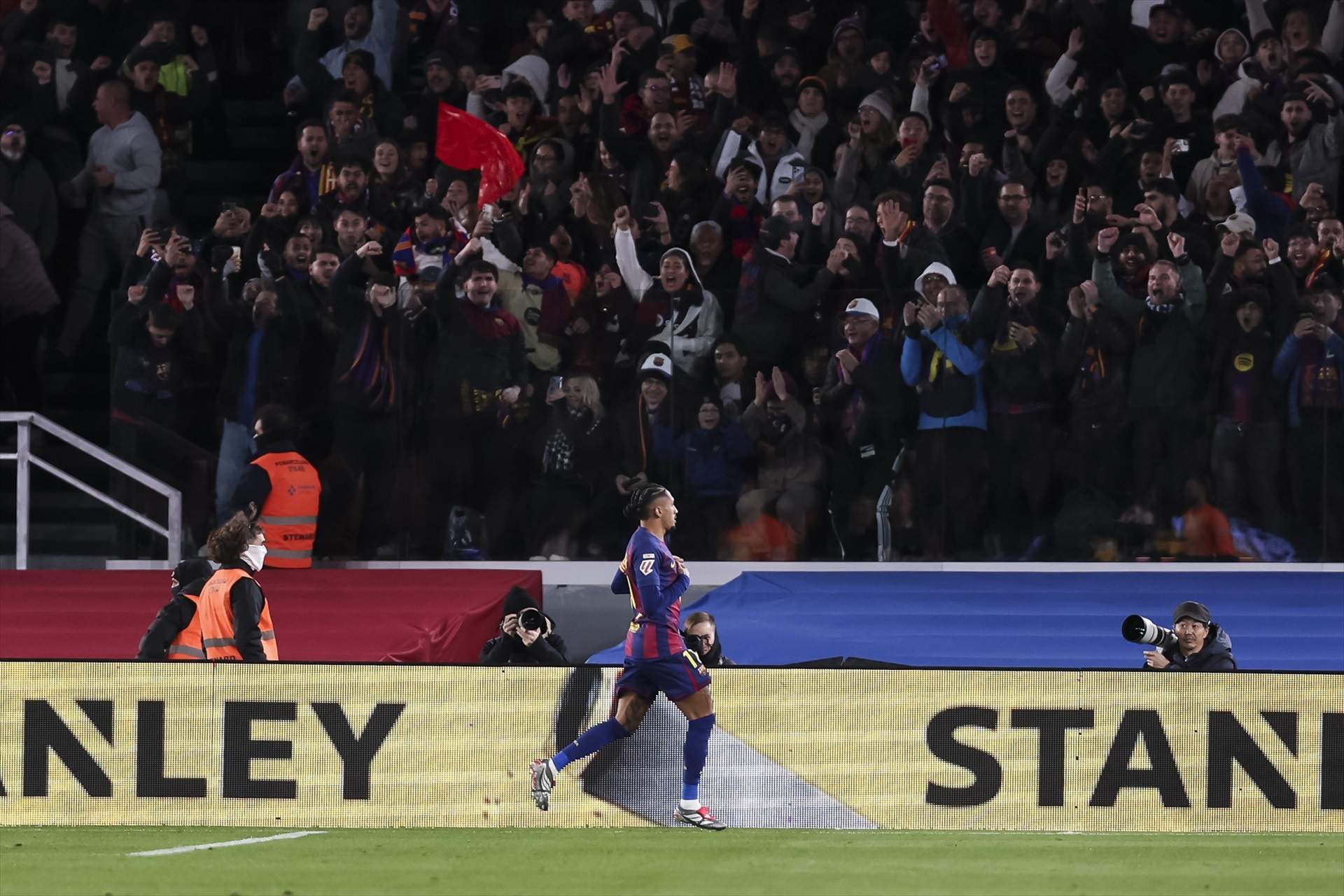 La afición del Barça revive un cántico premonitorio que enfurece al Real Madrid: "Xabi, quédate"