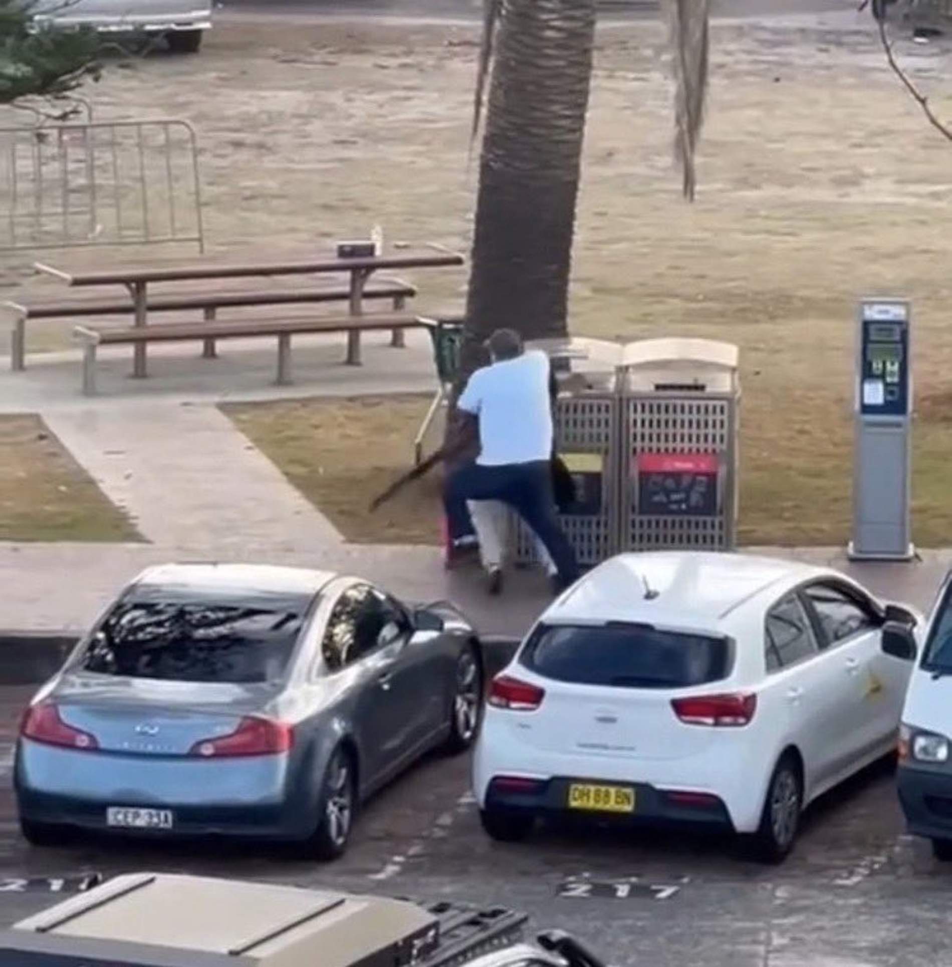El vídeo viral del héroe de Bondi Beach que le quitó la escopeta a uno de los pistoleros