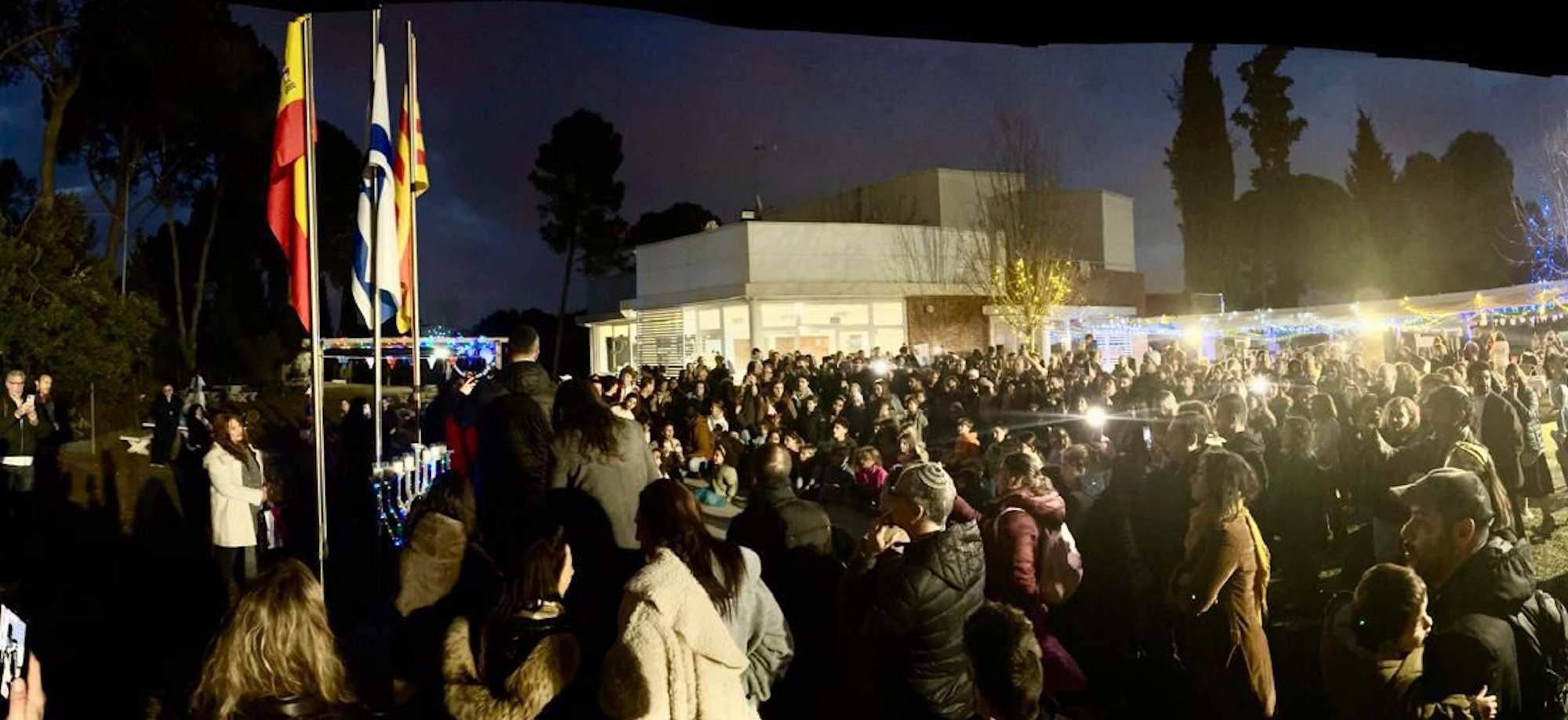 500 personas se reúnen en Barcelona por Hanukká en solidaridad con las víctimas del ataque a Sídney