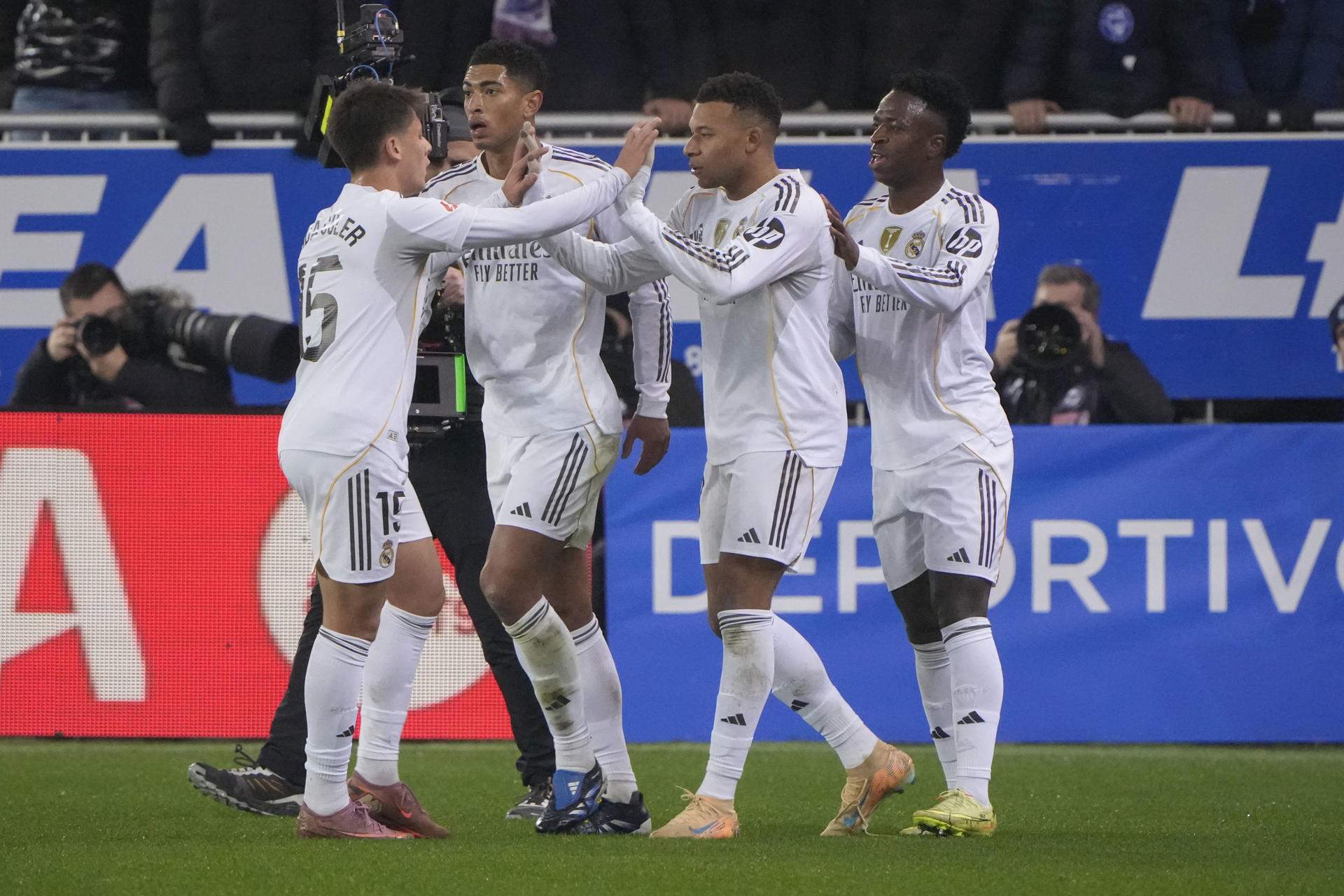 Un Real Madrid de mínimos sobrevive ante el Alavés (1-2) y Xabi Alonso coge aire