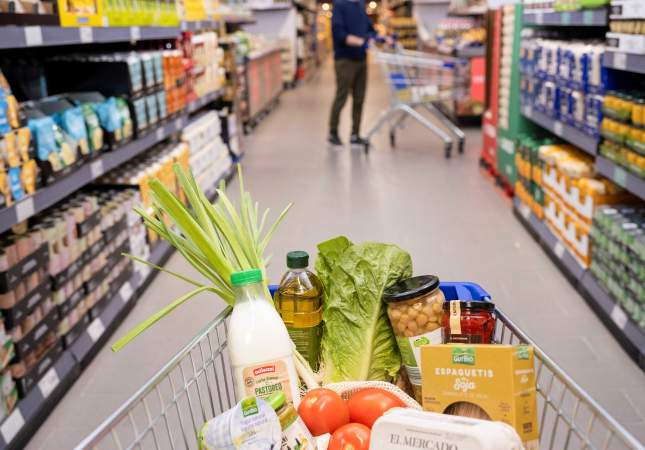 Un carro de la compra en un supermercado