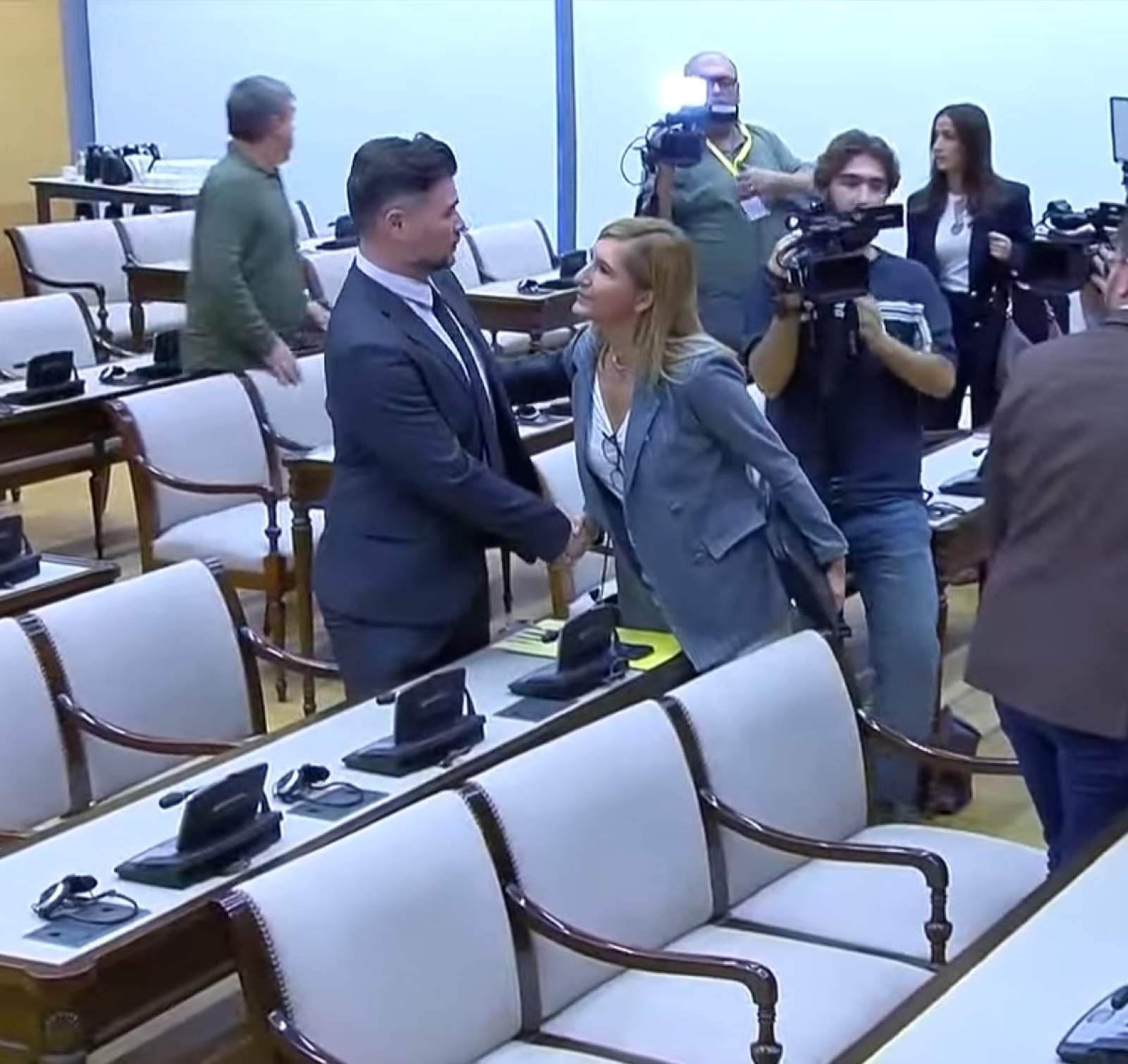 Rufián li nega dos petons a la consellera valenciana durant la DANA, Salomé Pradas, al Congrés | VÍDEO