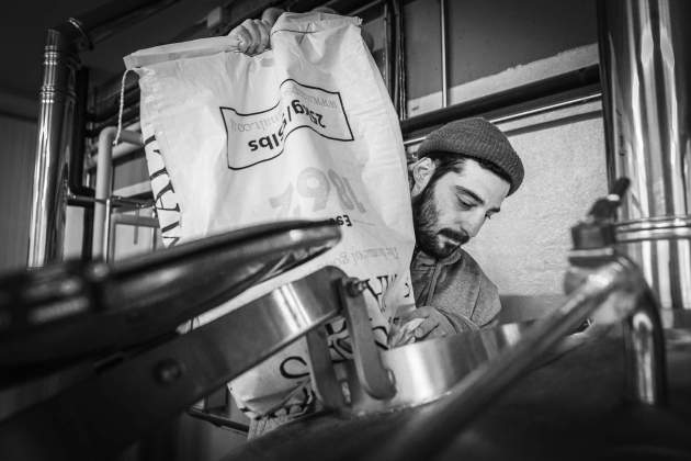 David Serrano elaborant birra a la cerveseria Refu Foto Refu David Serrano elaborant birra a la cerveseria Refu Foto Refu