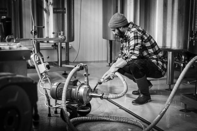 David Serrano treballant a la cerveseria Refu Foto Refu David Serrano treballant a la cerveseria Refu Foto Refu