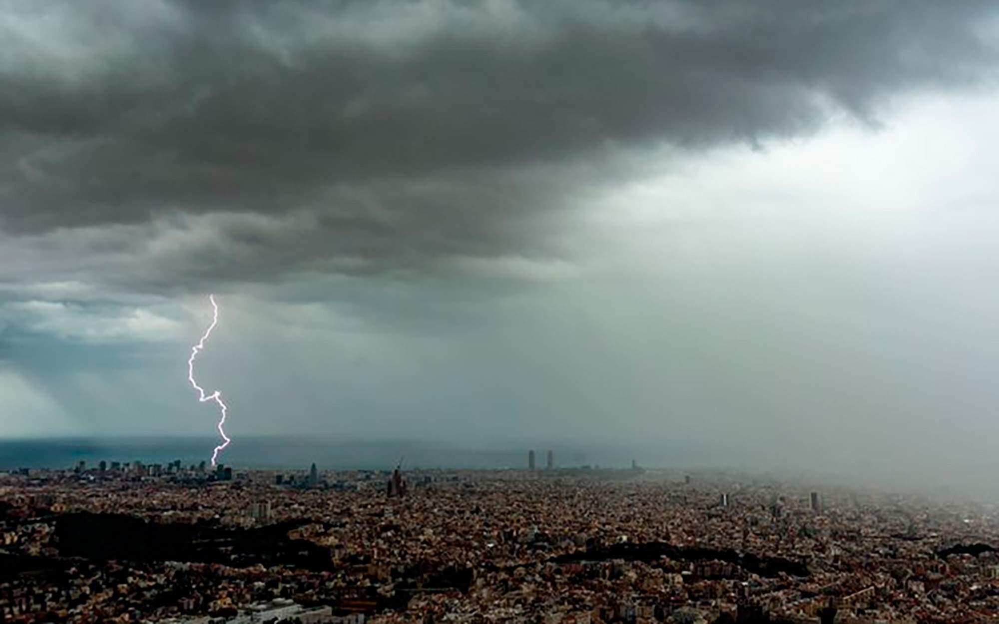 Traca final del episodio de levante en Catalunya con lluvias a raudales y tormentas fuertes