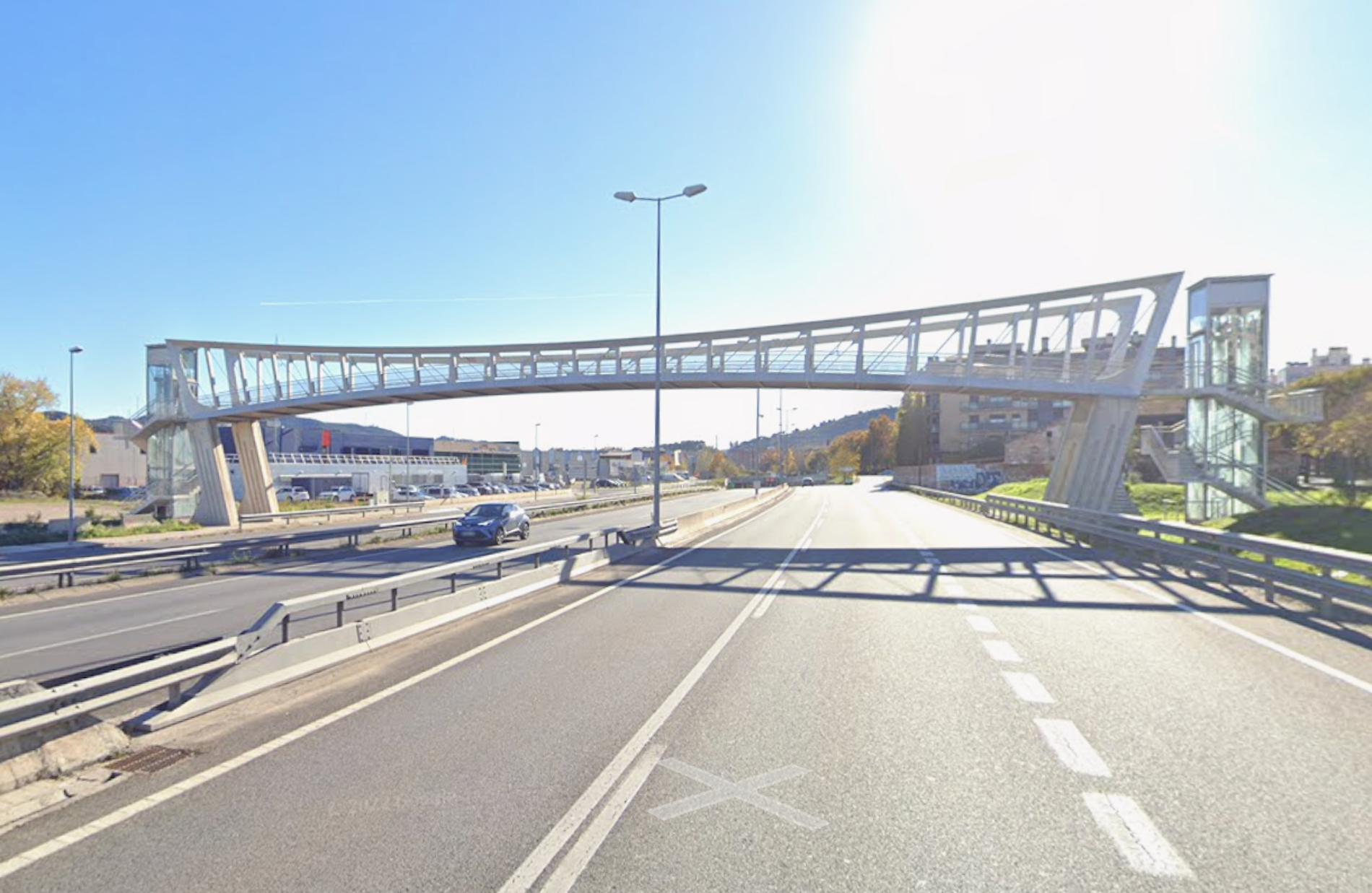 Tall total de la C-17 a Montcada cap al Vallès pels greus danys que un camió ha causat en un pont