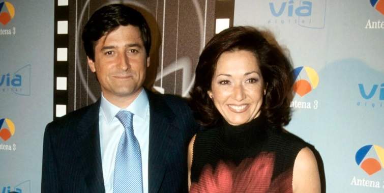 Antonio Hidalgo i Ana Rosa Quintana, junts a Antena 3 a la dècada dels 90 Antonio Hidalgo i Ana Rosa Quintana, junts a Antena 3 a la dècada dels 90