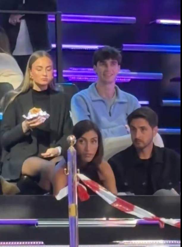 Pablo Urdangarin al plató d'OT amb la seva nòvia X @javi gar21 (1) Pablo Urdangarin al plató d'OT amb la seva nòvia X @javi gar21 (1)