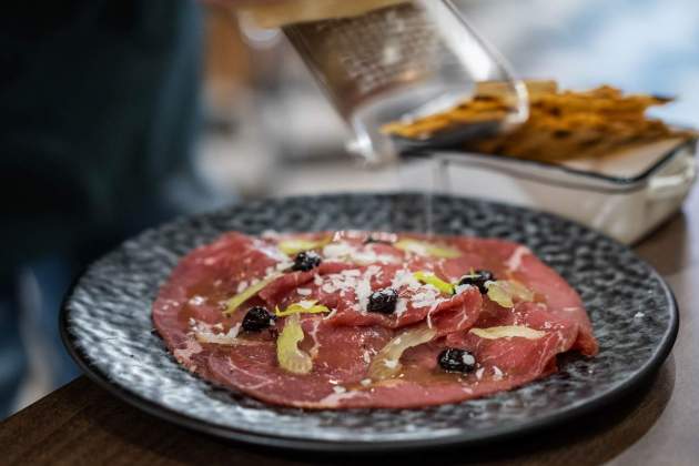 El carpaccio de ternera de Algrano Bistró. / Foto: Marta Garreta