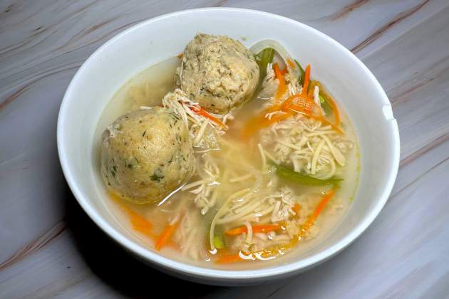 Sopa matzah ball unsplash