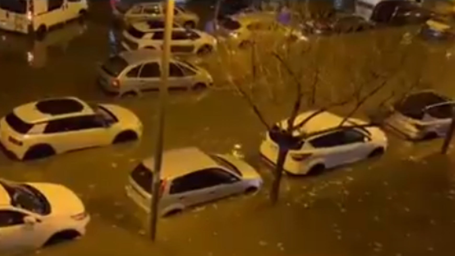 Les imatges més espectaculars de les inundacions a Badalona | VÍDEOS
