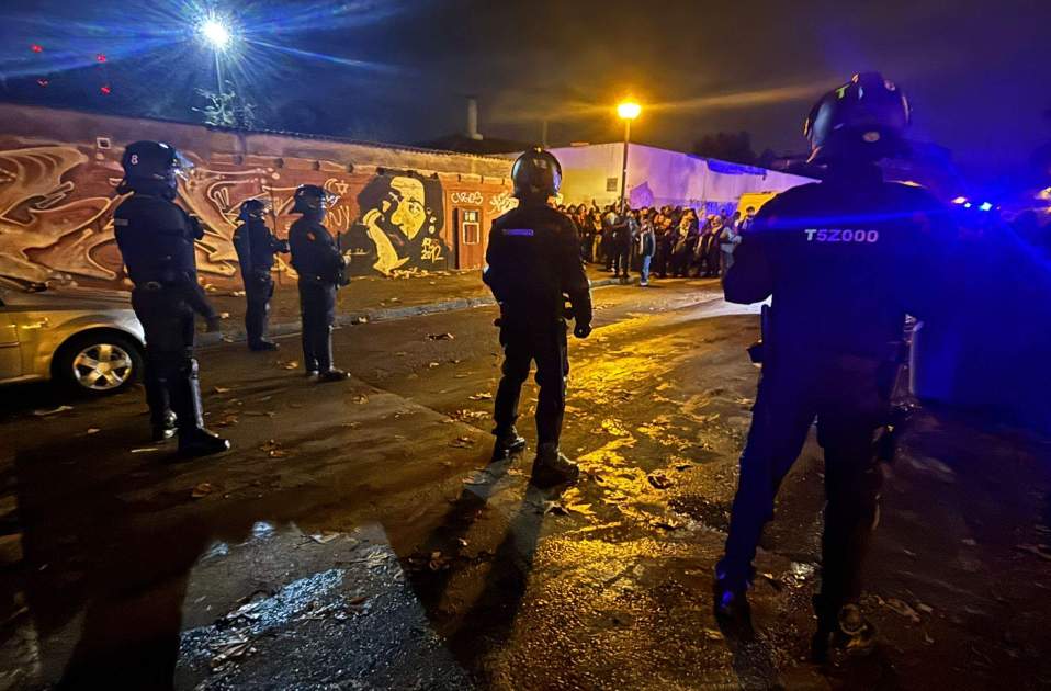 Policia desallotjament institut B9 Badalona / GRS